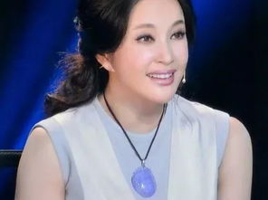 刘晓庆佩戴翡翠细节展示