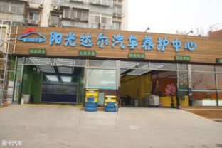 一辆停在展厅中的新能源汽车