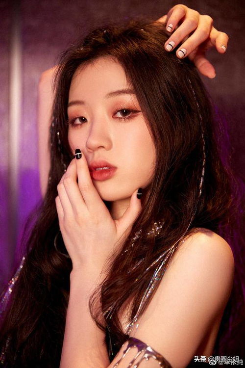 单依纯微笑面对镜头自拍