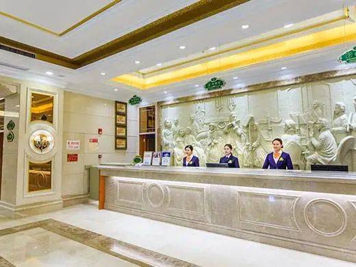 女子一个月住十多家酒店，均称过敏要求退房费被刑拘！背后真相令人震惊