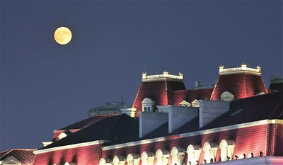 一轮圆月高悬夜空洒满大地清辉