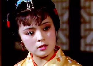 贾探春手持账本站在花园中