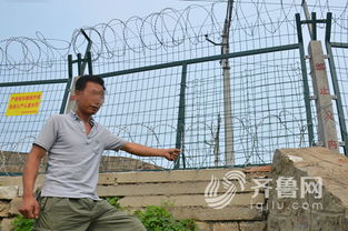 村民翻越铁路围栏