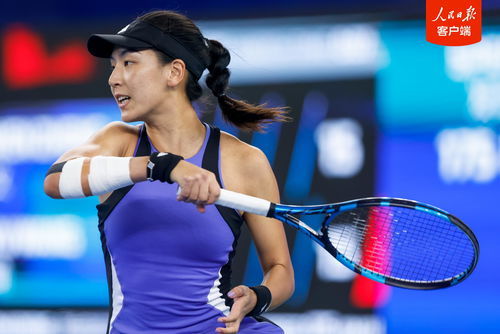 郑钦文与萨巴伦卡在比赛中激烈对抗