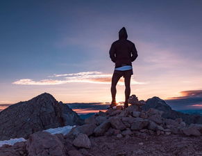一个人坐在窗边写日记的背影