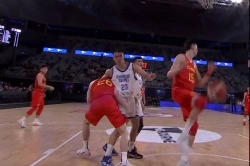 篮球运动员朱俊龙在比赛中防守对手