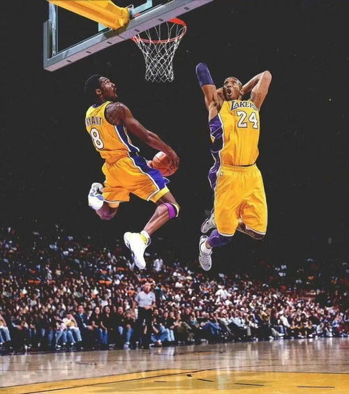 乔丹站在NBA赛场边凝视比赛