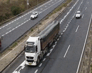 繁忙城市道路中的行人与车辆