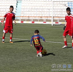 身穿球衣的少年站在球场边