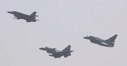 歼-10CE战机飞行表演画面