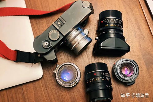 年轻人在照相馆体验撕拉片拍摄过程