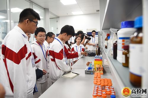 学生排队使用GPU设备