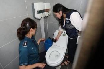 大学生曝宿舍男厕便池藏偷摄像头，隐私安全谁来守护？