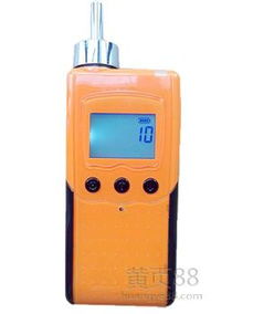 女生手持微型探测器检查厕所环境