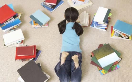 家长与孩子在家中讨论学习问题