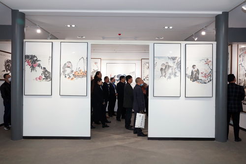 楼道中的艺术画作展示