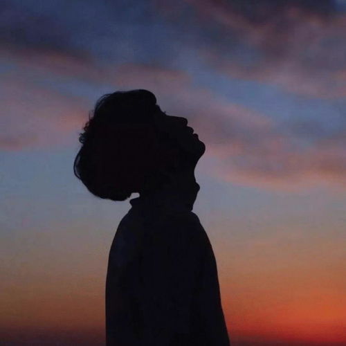 一对情侣在雨中相拥的背影