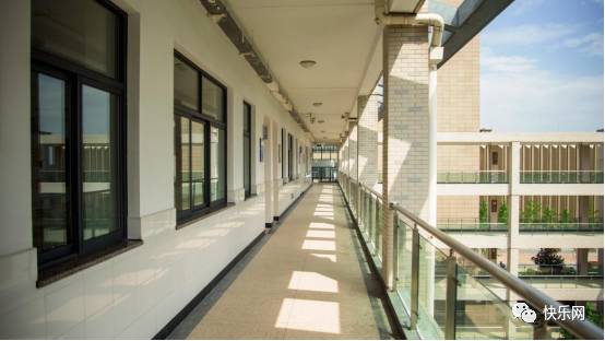 韩国93岁女校长在学校走廊与学生们互动