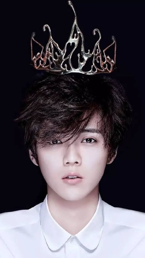 鹿晗在休息室微笑看手机