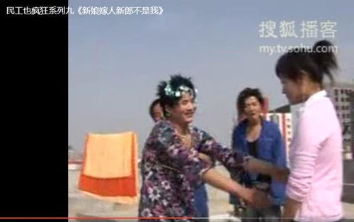 年轻农民在手机前拍摄短视频