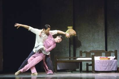 朱洁静在舞台中央展开双臂的瞬间