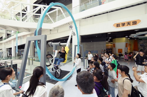 孩子们在科技馆互动体验