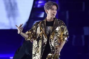 鹿晗在演唱会后台认真准备