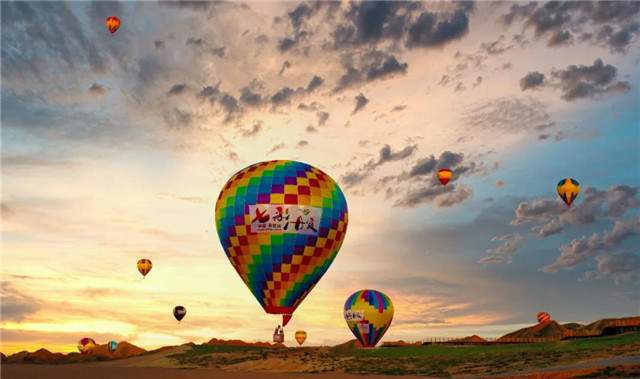 落日余晖洒满大地，映照出温暖的金色光芒