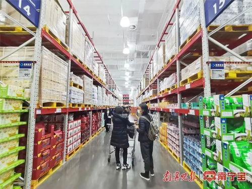 山姆会员店内顾客挑选商品