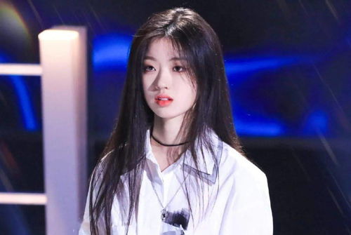 单依纯在录音室认真练歌