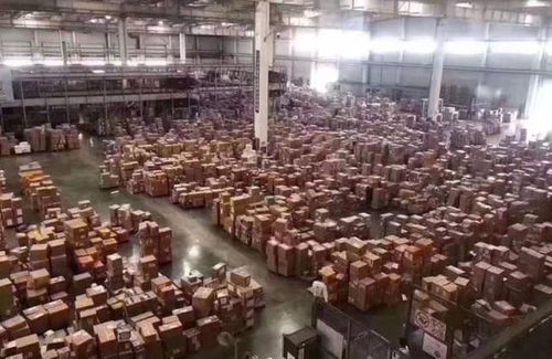 美国港口货物堆积如山的照片