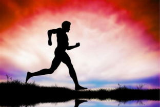 一位青年站在海边沉思的剪影