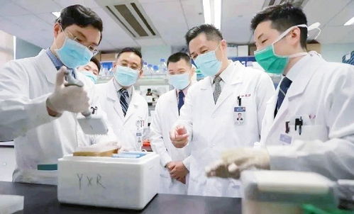 癌症患者家属在医院等待检查结果