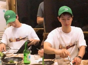 女子与客户合影微笑