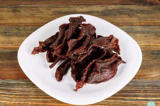 一块切开的牛肉干与猪肉干对比图