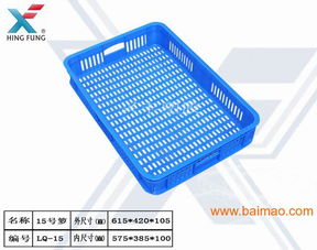 工作人员使用塑料筐搭建逃生通道