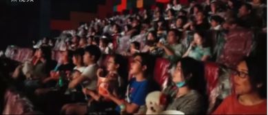 观众在电影院观看电影的场景