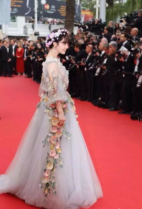 74岁刘晓庆戛纳红毯惊艳全场！状态宛如少女，网友：活出我羡慕的样子