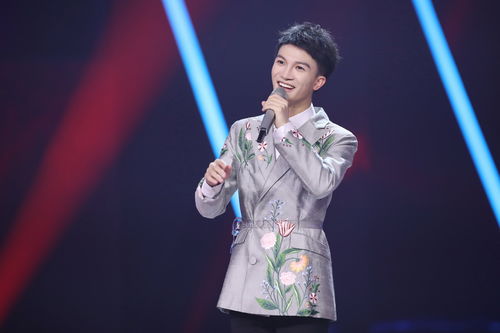 周深录音室工作照