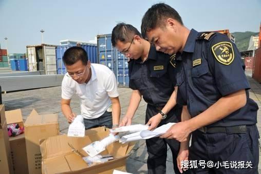 中国海关工作人员查验货物