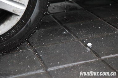 北京今夜突降冰雹，鸡蛋大冰雹砸碎车窗！局地或有雹灾预警？