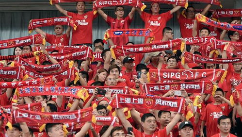 球迷在场馆外举牌支持偶像