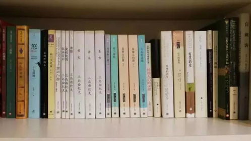 书桌上的书籍与咖啡