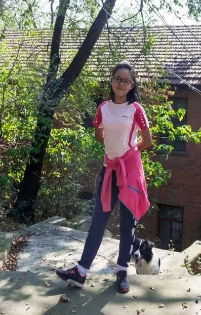 林晓在电脑前写作