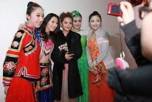 歌手后台彩排合影照片