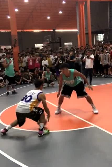 平常心与肖他在球场上激烈对决