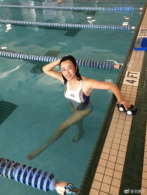 刘晓庆巴厘岛泳装照