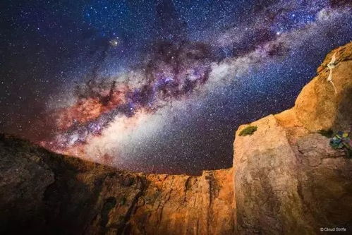 李白手持酒壶仰望星空意境图