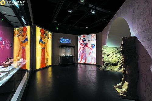 观众在博物馆内观看古代文物展览