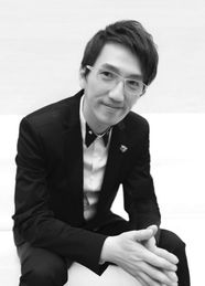 林志炫在录音棚内认真工作